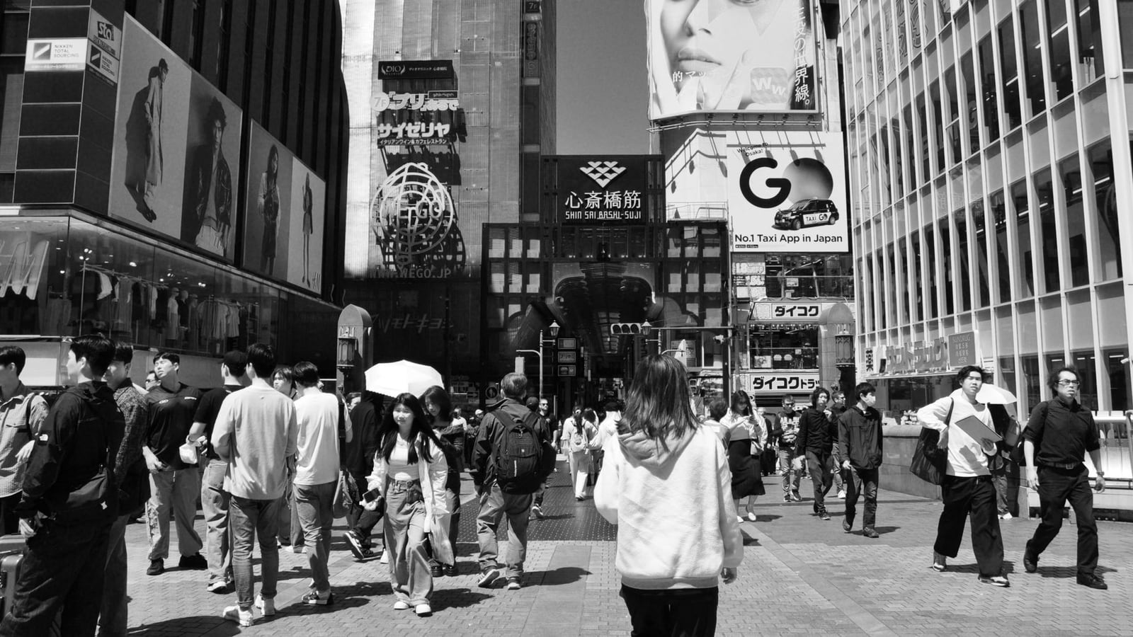 東京・渋谷のモダンな街並みと歩行者の風景